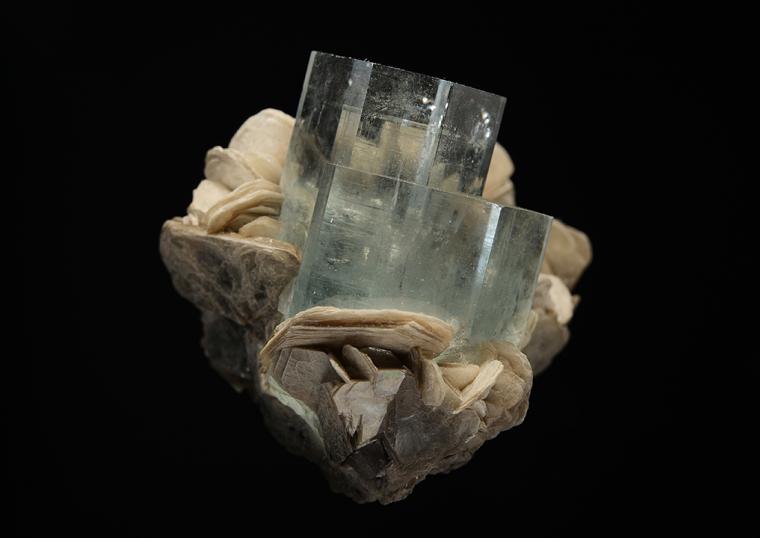 BERYL var. Aquamarine on MUSCOVITE